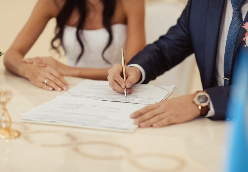 couple signature contrat mariage notaire